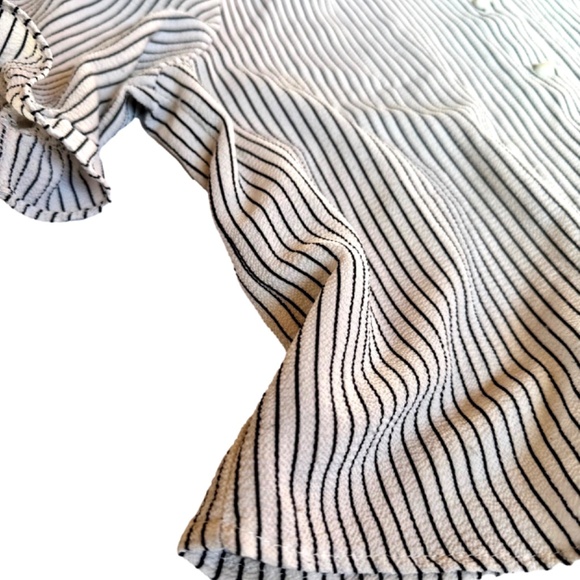 Black & White Pin Stripes Ruffle Sleeve Cropped Top - Picture 3 of 4